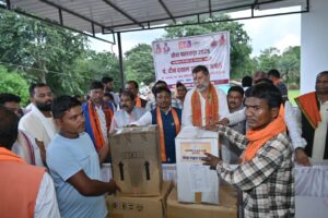 सेवा पखवाड़े के तहत चित्रकोट के मांदर गांव में बाढ़ पीड़ितों को राहत सामग्री वितरित