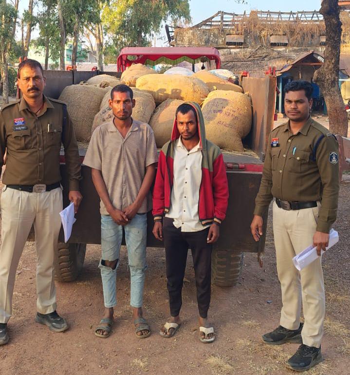 आरोपी के कब्जे से चोरी किये गये 31 कट्टी धान कीमती लगभग 38,800/- रूपये सहित घटना में प्रयुक्त वाहन कीमती लगभग 02 लाख रूपए को जप्त कर किया गया बरामद